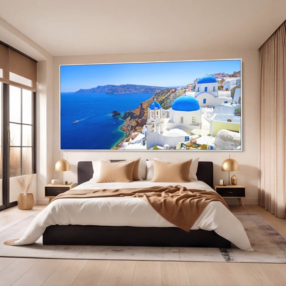 Tablou canvas cu tablou canvas cu peisaj din santorini, in rama de aluminiu argintiu, pe perete intr-un dormitor